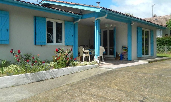 Saint-Vincent-de-Tyrosse Casa | Family home with above-ground pool