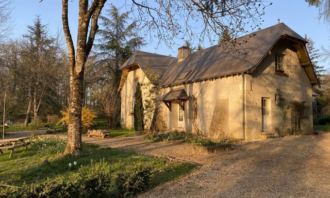 Souvigny-de-Touraine Cabaña | Acogedor Gîte en el Bosque de Amboise: 2 Hab, Joven Parc, Bicis, WiFi, Mascotas, Chimenea