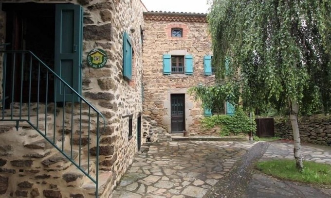 Villeneuve-dʼAllier Cabaña | Casa familiar en Auzat con terraza grande y cerca del río, ideal para niños y actividades al aire libre