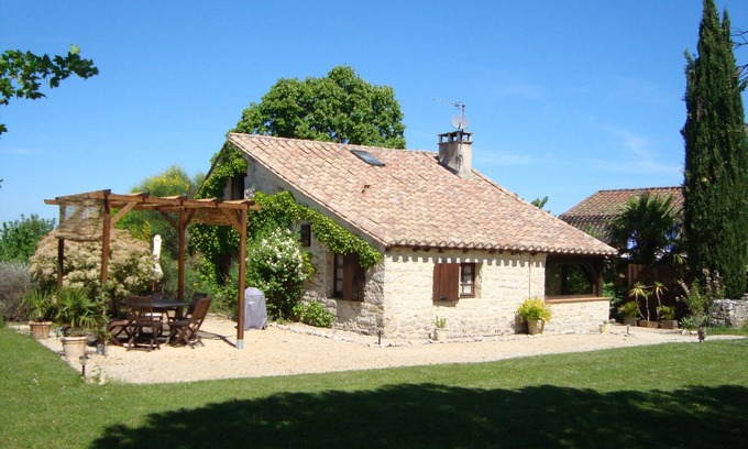 Valroufie Cabaña | Casa de campo apta para familias con perros, piscina, área de juegos y vistas cerca de Cahors