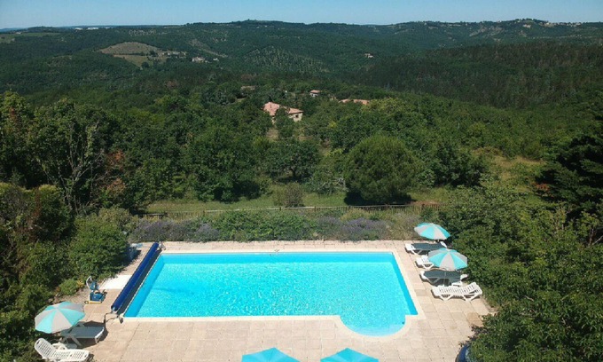 Valroufie Cabaña | Casa rural para familias y perros con piscina, área de juegos y vistas cerca de Cahors