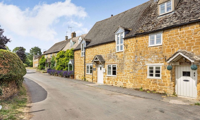 Ilmington Cabaña | Family friendly period holiday cottage in the Cotswolds - The Old Post Office