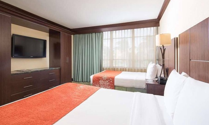 Sunny Isles Beach Hotel | Family-friendly Vacay with 2 Units, Outdoor Pool, Steps from the Beach!