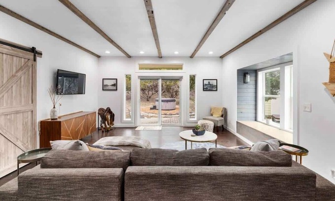 McNeil Casa | Family friendly | Hot Tub, Karaoke & Fire Pit