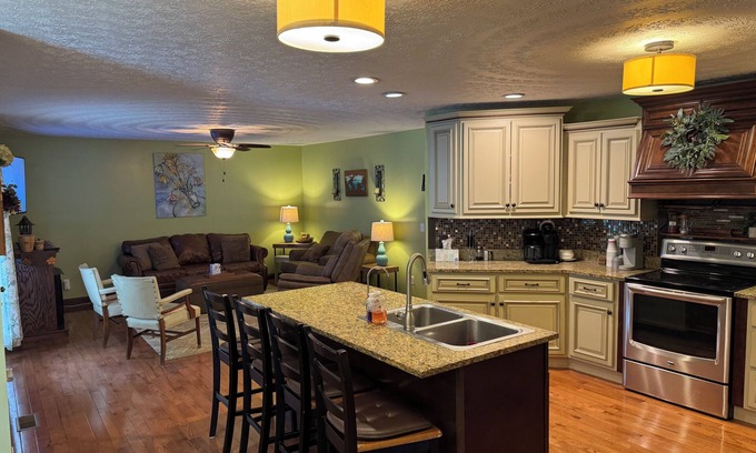 Louisa Casa | Family friendly 12 bed, Serene small town Louisa. Cozy with wifi, AC & farm life
