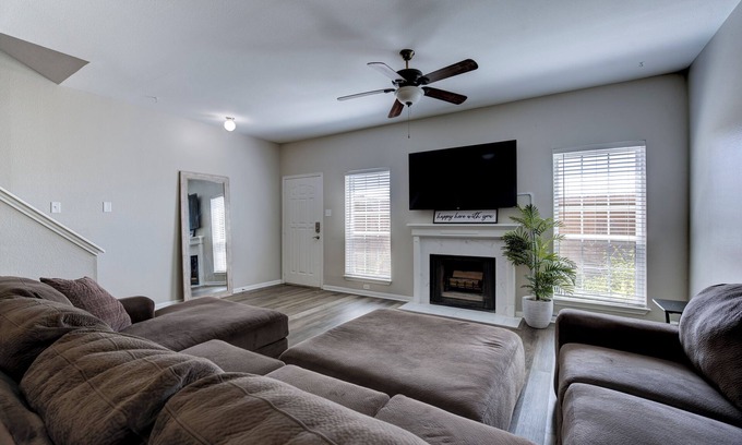 Astrodome Casa | family-friendly 2-bedroom, 2.5 bath included Wi-Fi, and classic arcade games