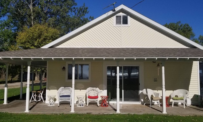 Oconto Cabina | Ideal para familias, 2 habitaciones, frente al mar, 39 minutos al norte de Green Bay y el campo Lambeau