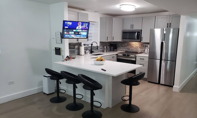 Evanston Apartamento | Family-friendly 3-bdrm-2bth apt w/AC, WiFi, & private prkng in Evanston-Near NWU