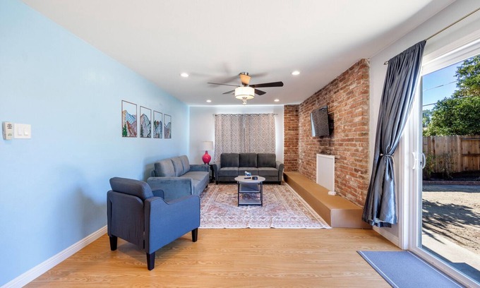 Parkway-South Sacramento Casa | Family-Friendly 3BR in Sacramento – Backyard Fun!