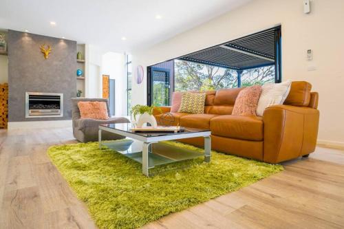 Dairy Flat Villa | Family Friendly 4 Bedrooms House in Dairy Flat