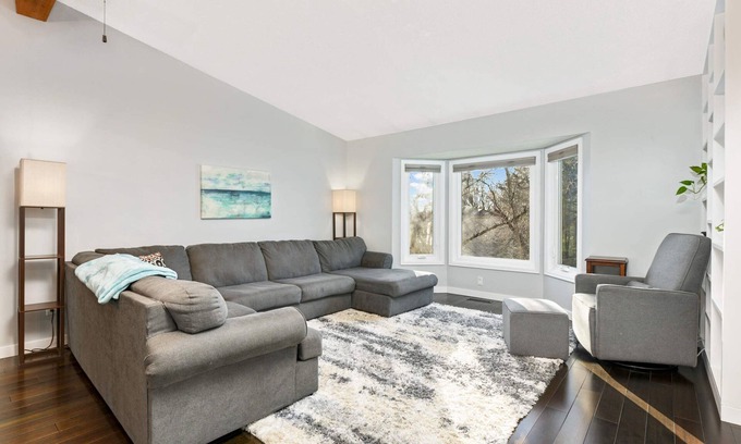 Eagan Casa | Family-Friendly 5-Bed Retreat