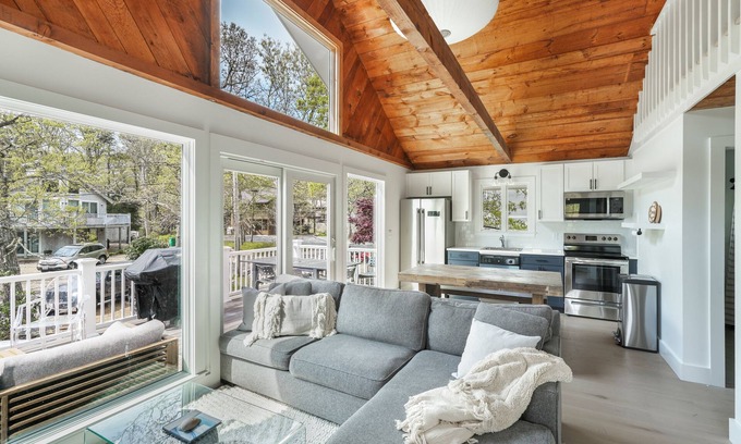 Tisbury Casa | Family Friendly 5 Bedroom, Walk to Town, Beach & Ferry