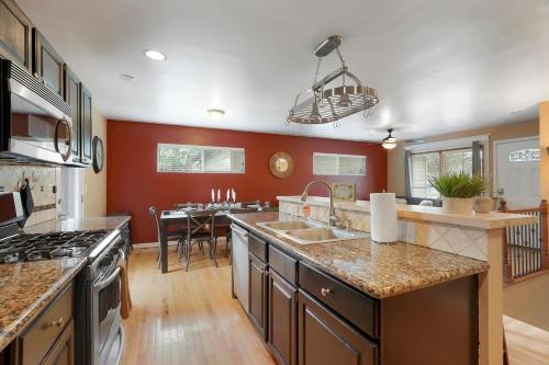 Arvada Plaza Area Casa | Family-friendly 5br W Patio & Games