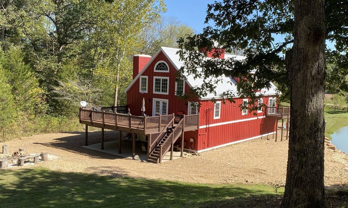 Bland Cabina | Family Friendly Lodge de 6 dormitorios; un granero restaurado en 70 acres