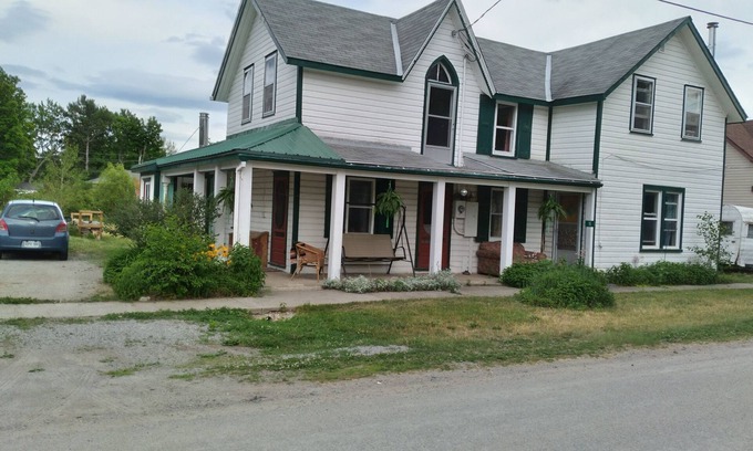 Addington Highlands Casa | Family-friendly and pet-friendly home away from home. 2 minutes from the river