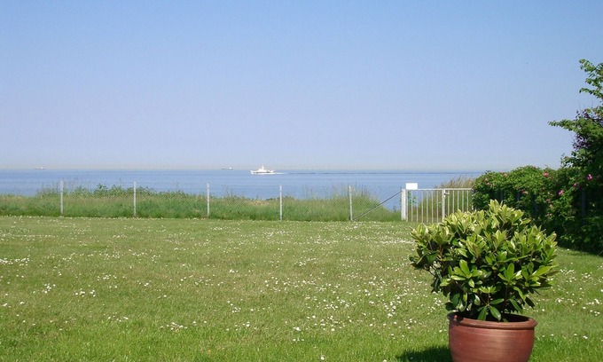 Marienleuchte Casa | Familia de apartamentos adecuado justo en el agua en la soleada isla de Fehmarn