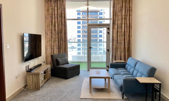 Discovery Gardens Apartamento | Family-friendly Apartment Beautiful sunset views from balcony Easy access to metro