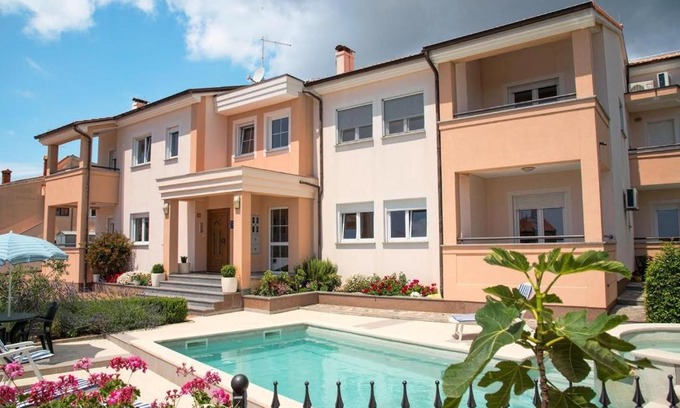 Vinkuran Apartamento | Family friendly apartments with a swimming pool Vinkuran, Pula - 15736