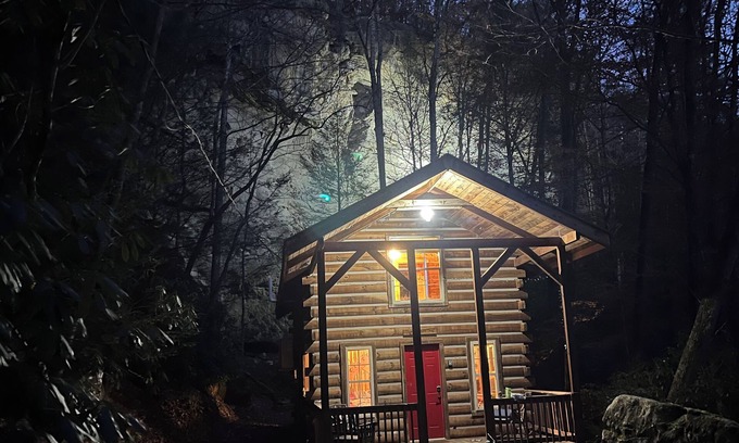 Saint Helens Cabina | Family friendly, back woods cabin hidden in the Kentucky hollar!