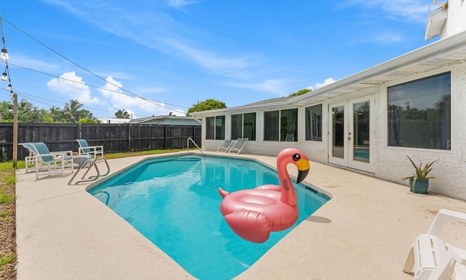 Cleggmoor Casa | Family-Friendly Beach House – Private Pool, Balcony, BBQ Grills & Prime Location!