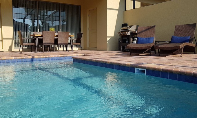 Loughman Casa | Ideal para familias, lujoso, 3 min. caminar a las hermosas instalaciones de la piscina del complejo!