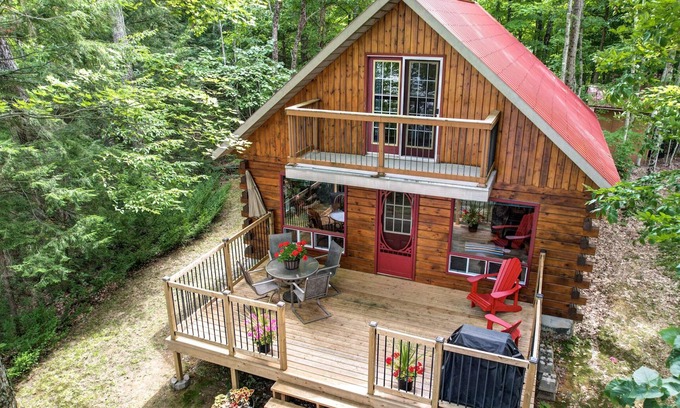 Marmora and Lake Cabaña | Family Friendly Beautiful Lake Front Cottage