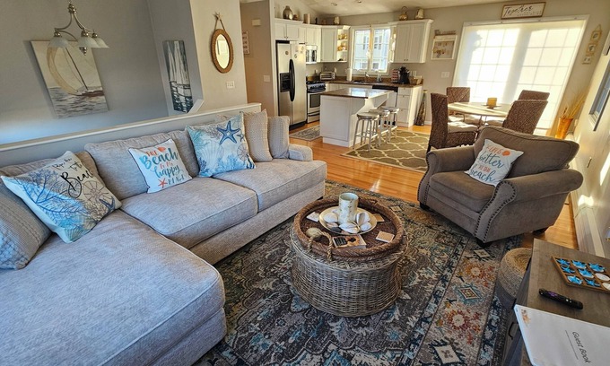 Bonnet Shores Casa | Family Friendly Bonnet Shores Home - Walk to beach-Central Air-Outdoor Shower