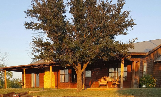 Breckenridge Cabina | Cabina amigable para la familia en la superficie, un montón de espacio, vida silvestre, caballos y ganado
