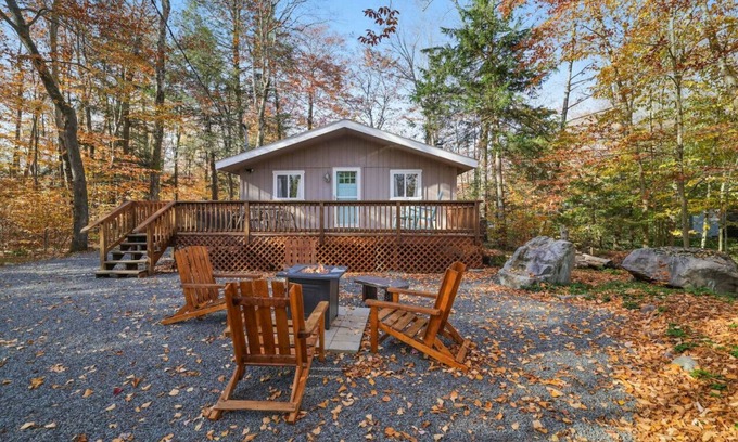 Pocono Pines Cabina | Family Friendly Cabin I Firepit+Hot Tub I Poconos
