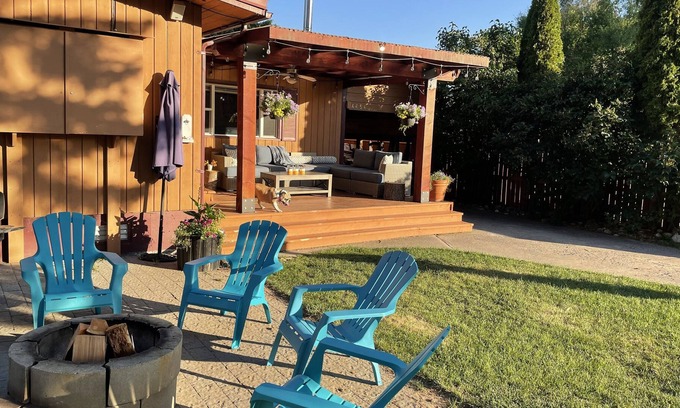 East Kootenay Casa | Family Friendly Cabin Steps Away from Private Community Beach