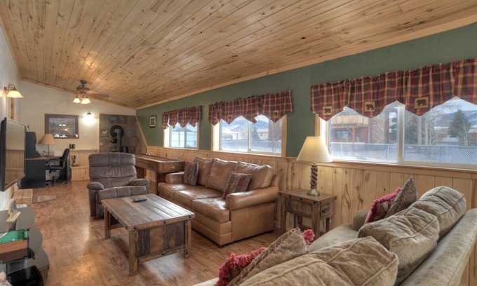 Creede Cabina | Family Friendly Cabin - Near Downtown Creede - Shuffleboard