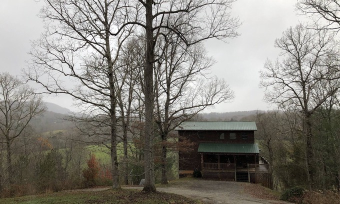Murphy Cabina | Family-friendly cabin, with mountain views and tranquil creek near Blue Ridge