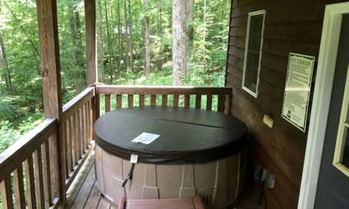 Elkin Cabina | Family-Friendly Cabin with Private Hot Tub near Charlotte, North Carolina