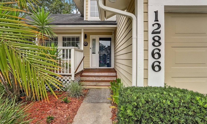 Golden Glades - The Woods Casa | Family friendly, centrally located to beaches, town center and restaurants.