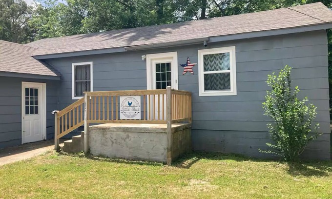Van Buren Casa | Family-Friendly Central 3BR/2BA Van Buren Home w/Fire Pit & Starlink WiFi