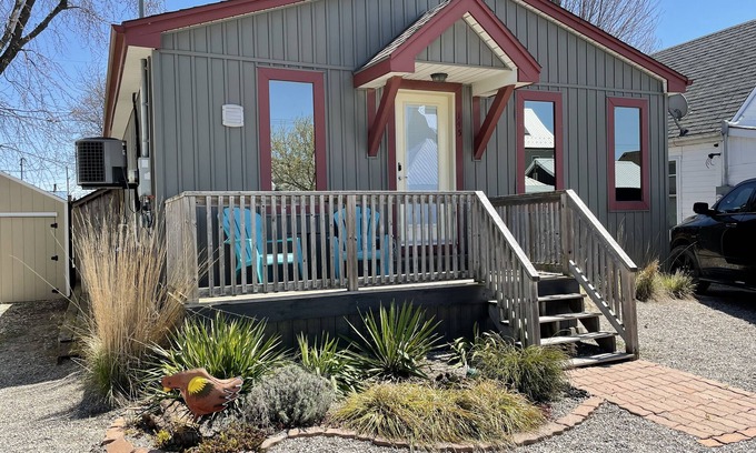 Port Stanley Cabaña | Family friendly cottage - 4 minute walk to main beach!