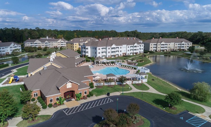 Williamsburg Complejo | Family-Friendly Condos w/beautiful pools, games, and miniature golf