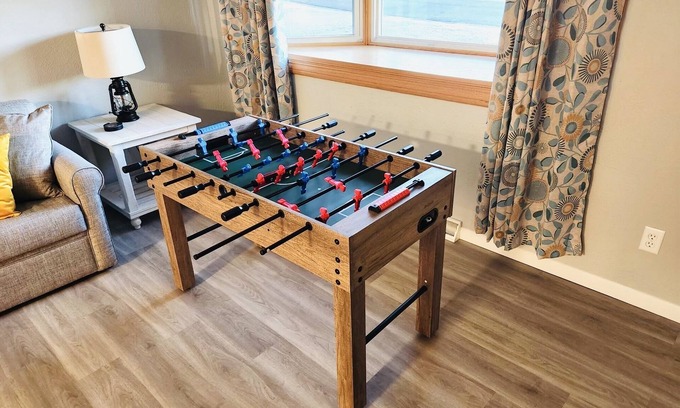 Colby Casa | Family-Friendly Colby Home-WIFI and Foosball