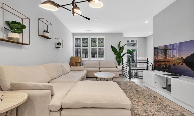 Serra Mesa Condominio | Family-Friendly Condo Central SD Gym A/C Pool Spa