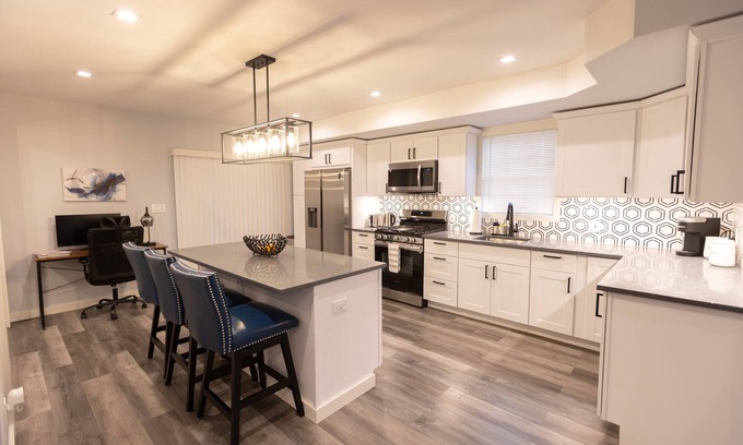 East Shore Cabaña | Family Friendly Cottage for 8 with Arcade Games!!