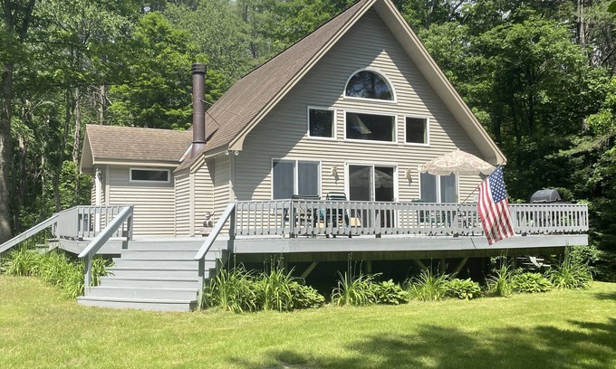 Jamaica Chalet De Esquí | Family Friendly Cozy Country Chalet -- Close to skiing, hiking, kayaking, golf