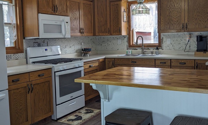 Fedora Otro | Family Friendly Cozy Farmhouse close to public hunting lands