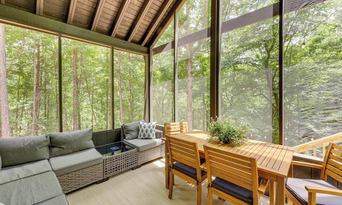 Dadeville Cabina | Family-Friendly Dadeville Cabin w/ Hot Tub & Porch