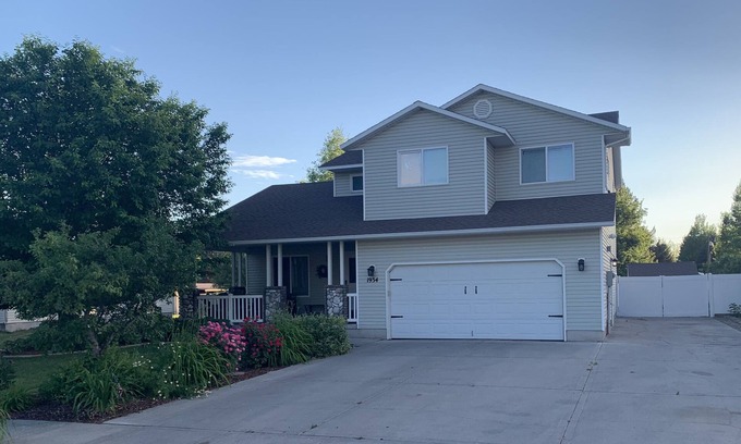Ammon Casa | Hot Tub! Family Friendly East Idaho Falls Home! 2 kings!