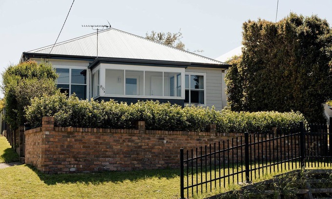 Tighes Hill Casa | Family-Friendly Escape | Walk to Cafés & Creek