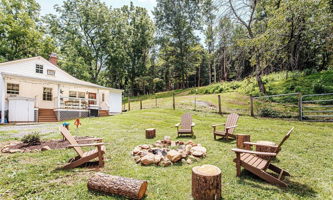 Luray Casa | Family Friendly Farmhouse on FENCED 16 Acres with Trails