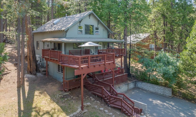 Glencoe Cabina | Family-Friendly Forest Cabin-Sleeps 20-3 Levels of Fun w/ Arcade & Pool Table