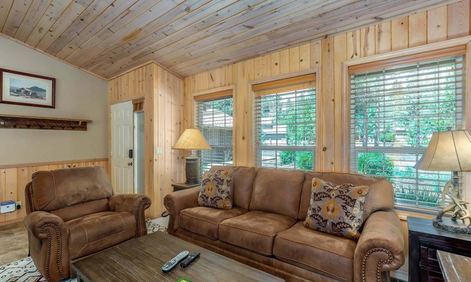 Deer Park Casa | Family-Friendly Fun at Oregon Loop Getaway– Sleeps 9 + Hot Tub + Bikes + Pet-Fr