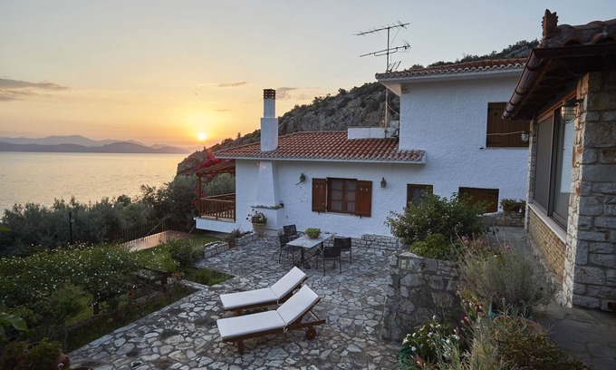 North Kynouria Villa | Residencia familiar con jardines junto al mar, frente a una playa aislada