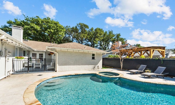 Richardson Casa | Family Friendly, Heated Pool Spa, 2 King Beds, Games, Grill, Cornhole, Foosball